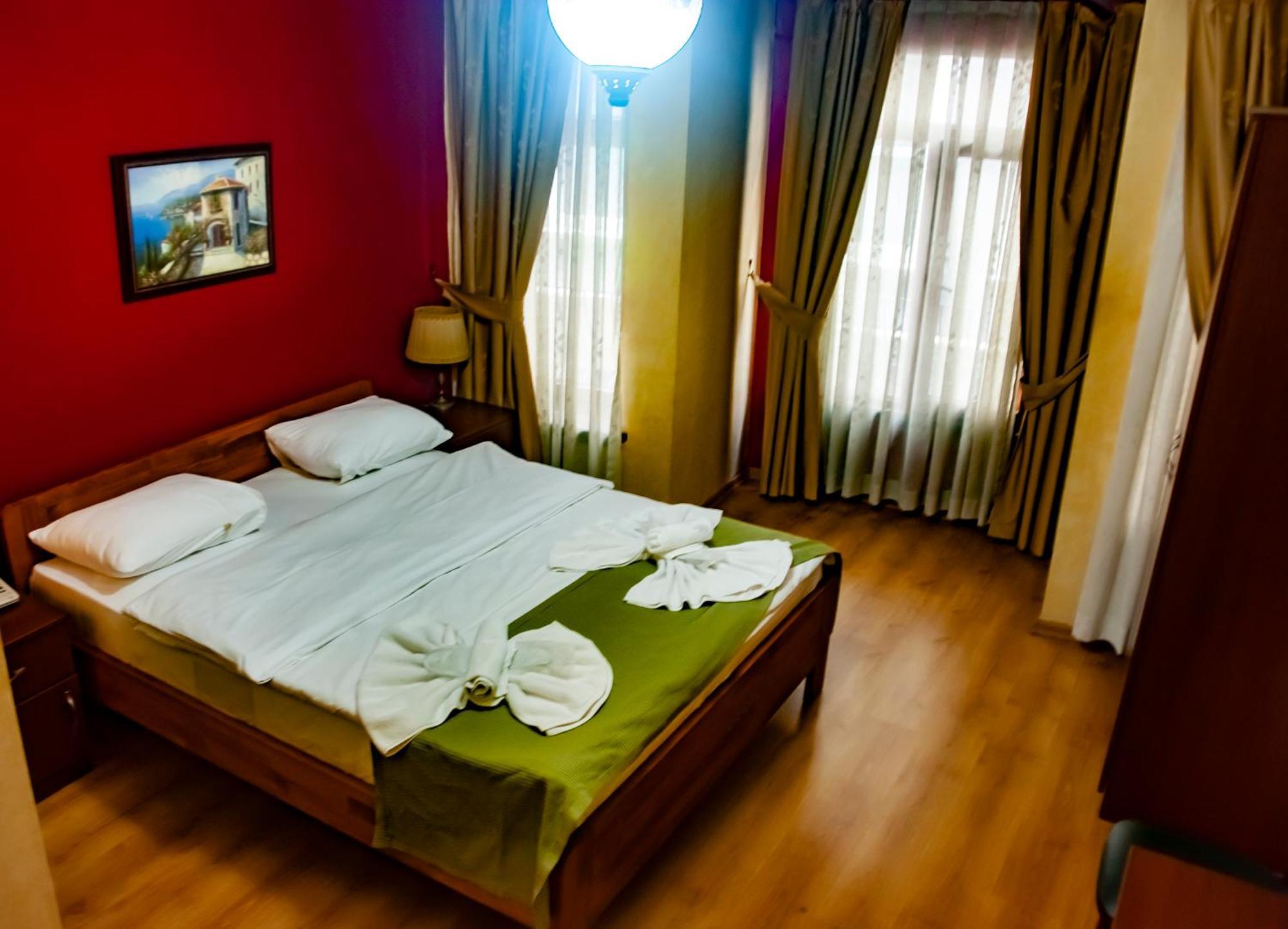 Istanbul Irish Hotel Bagian luar foto