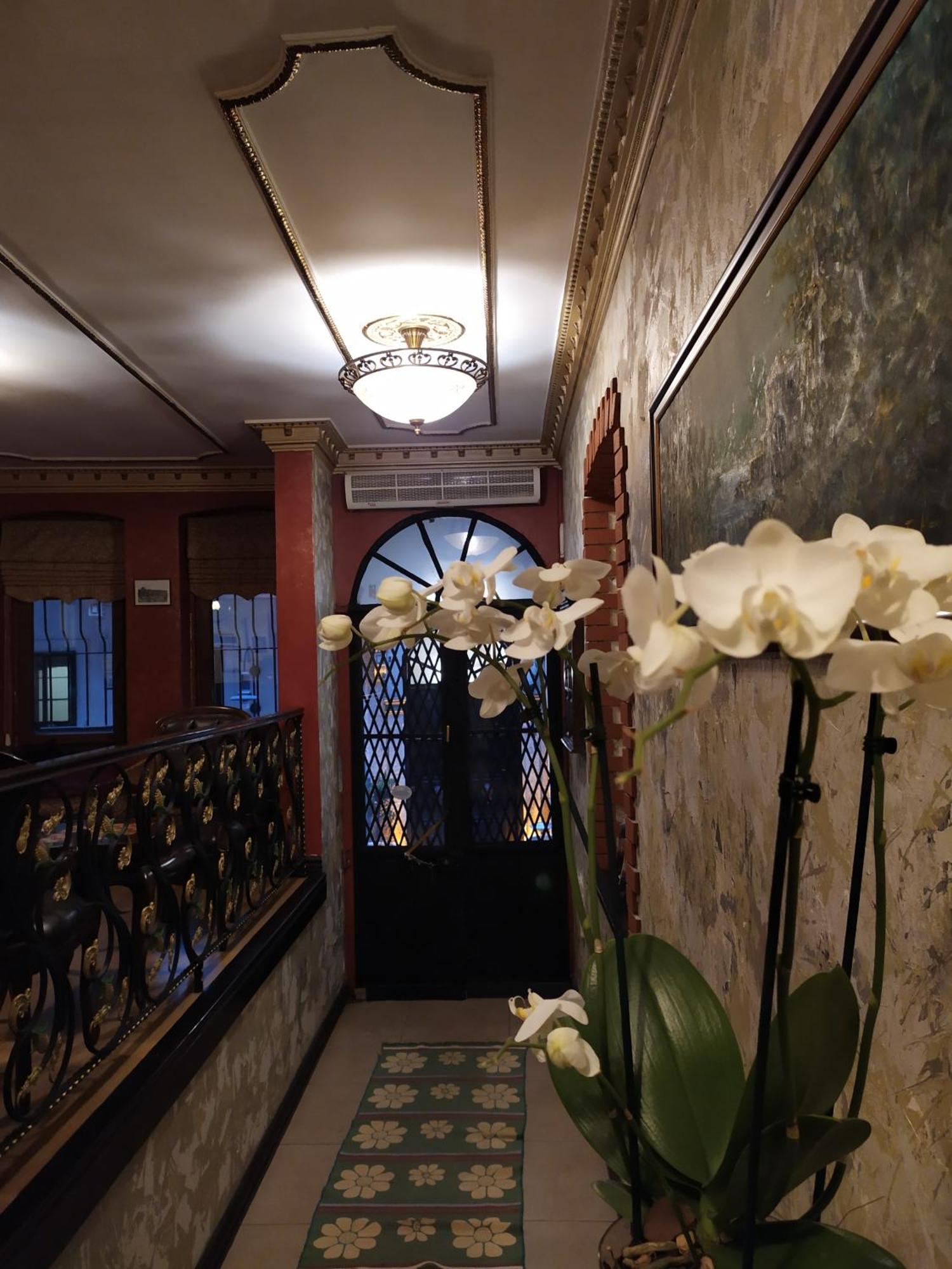 Istanbul Irish Hotel Bagian luar foto