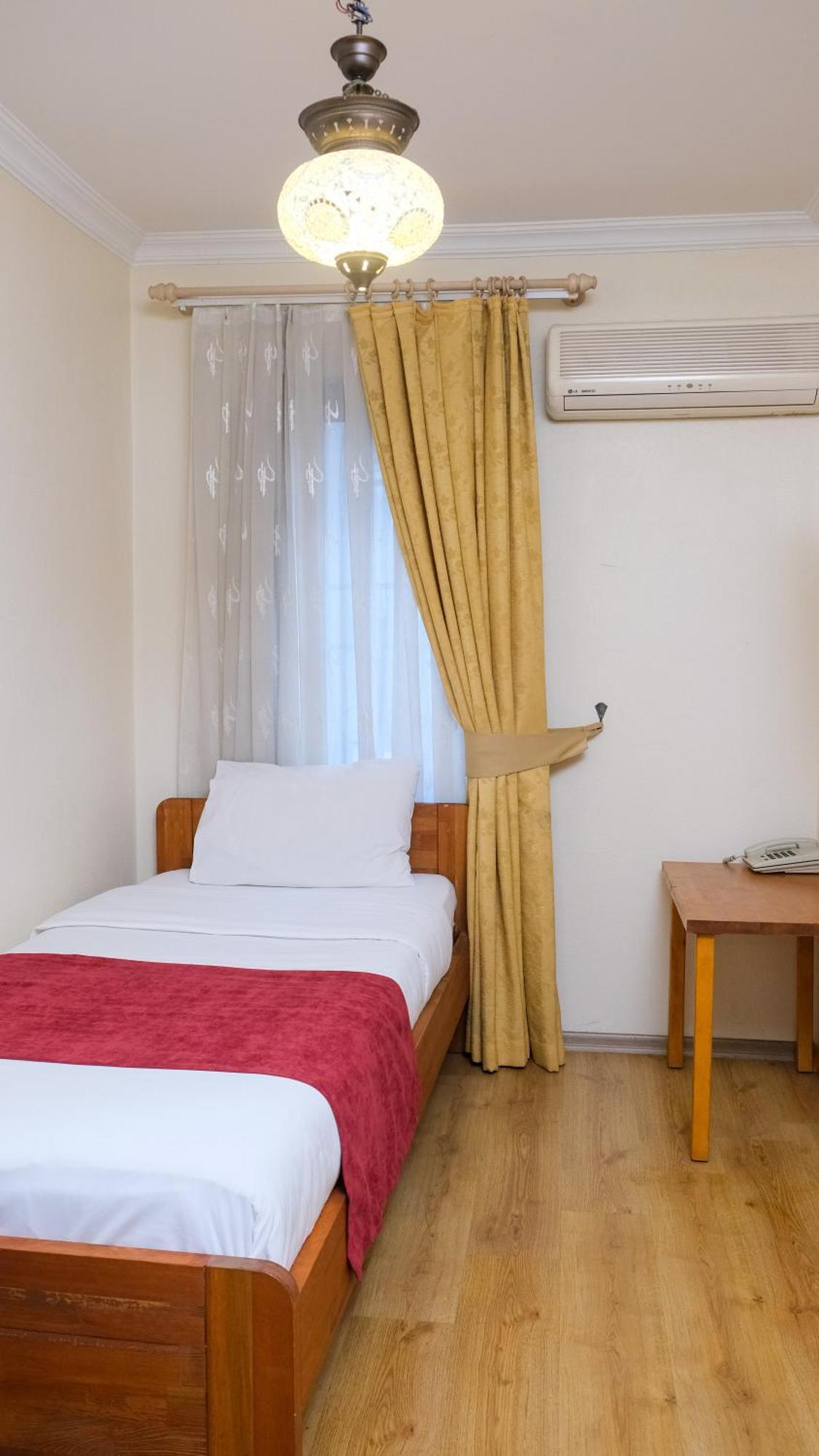 Istanbul Irish Hotel Bagian luar foto